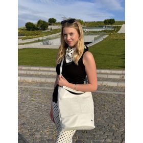 Karen D 207 fehér virág mintás rostbőr táska