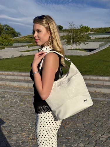 Karen D 207 fehér virág mintás rostbőr táska
