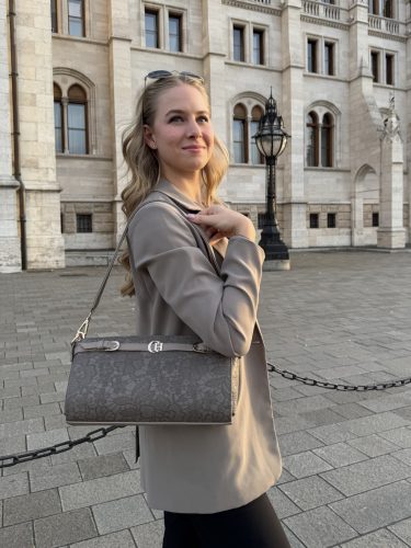 Chiara rostbőr táska E 6026 fekete virág mintás