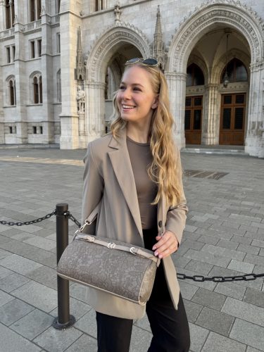 Chiara rostbőr táska E 6026 fekete virág mintás