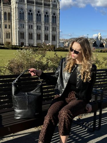 Karen D 207 fekete rostbőr női válltáska