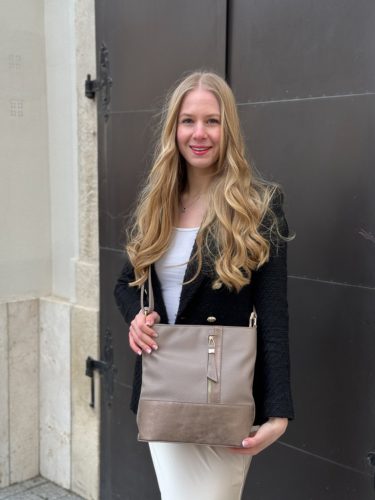 Karen N 157 fehér virág rostbőr táska