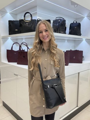 Karen D 693 fekete arany virág mintás rostbőr női táska
