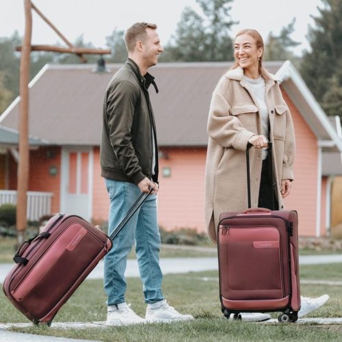 TRAVELITE Viia M rozé 4 kerekű bővíthető közepes bőrönd 