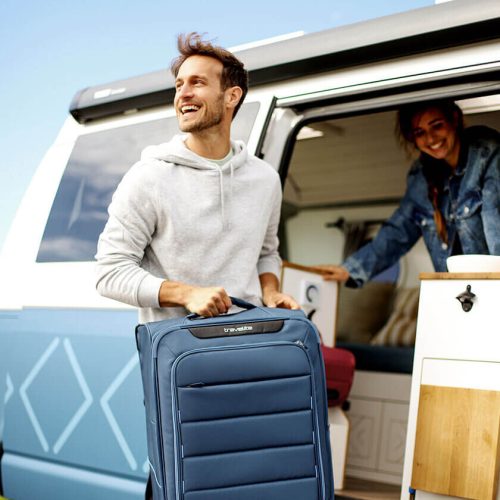 Travelite Skaii M kék 4 kerekű bővíthető közepes méretű bőrönd 