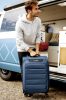 Travelite Skaii M kék 4 kerekű bővíthető közepes méretű bőrönd 