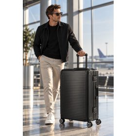   Travelite Next L fekete nagy méretű prémium alumínium bőrönd 