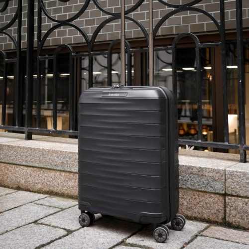 Travelite MOOBY M fekete bővíthető közepes méretű bőrönd