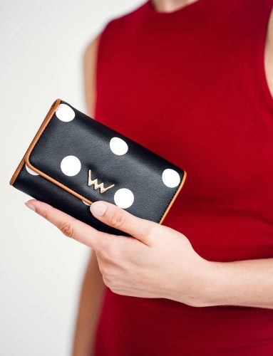 Vuch Claire fekete pöttyös pénztárca patentos füllel