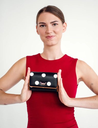 Vuch Claire fekete pöttyös pénztárca patentos füllel