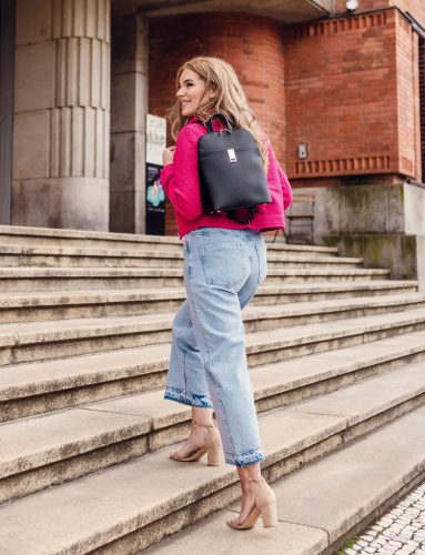 Vuch Filipa fekete cipzáras városi hátizsák