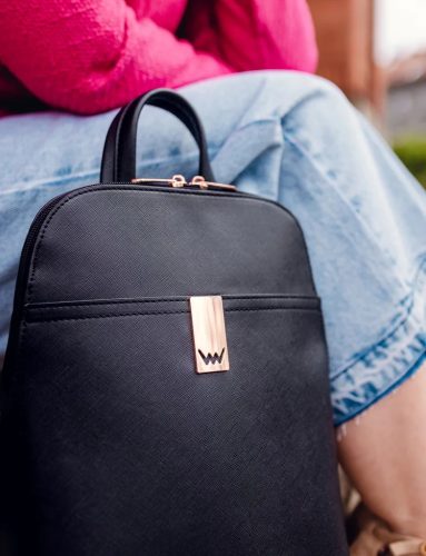 Vuch Filipa fekete cipzáras városi hátizsák