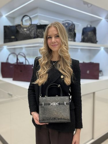 Chiara rostbőr táska K 7038 fekete virág