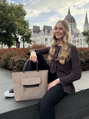 Karen 2511 barna virág rostbőr táska