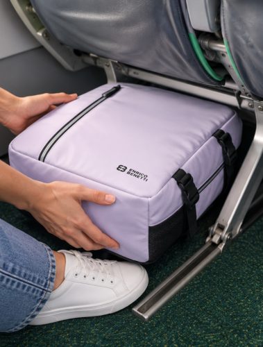 Enrico Benetti 56004 lila Wizz Air és Ryanair fedélzeti hátizsák 40×30×20 cm