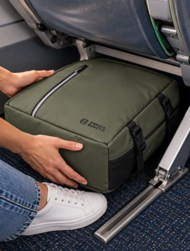 Enrico Benetti 56004 zöld Wizz Air és Ryanair fedélzeti hátizsák 40×30×20 cm
